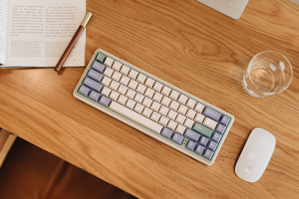 Varmilo VXT67 Minilo Eucalyptus / Cherry MX Silent Red 39